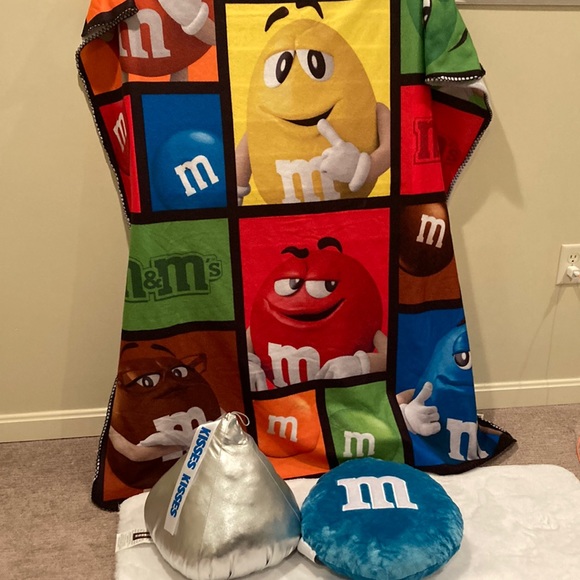Hershey’s/Mars pillows and blanket bundle - Picture 1 of 3